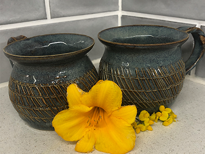 2 blue mugs